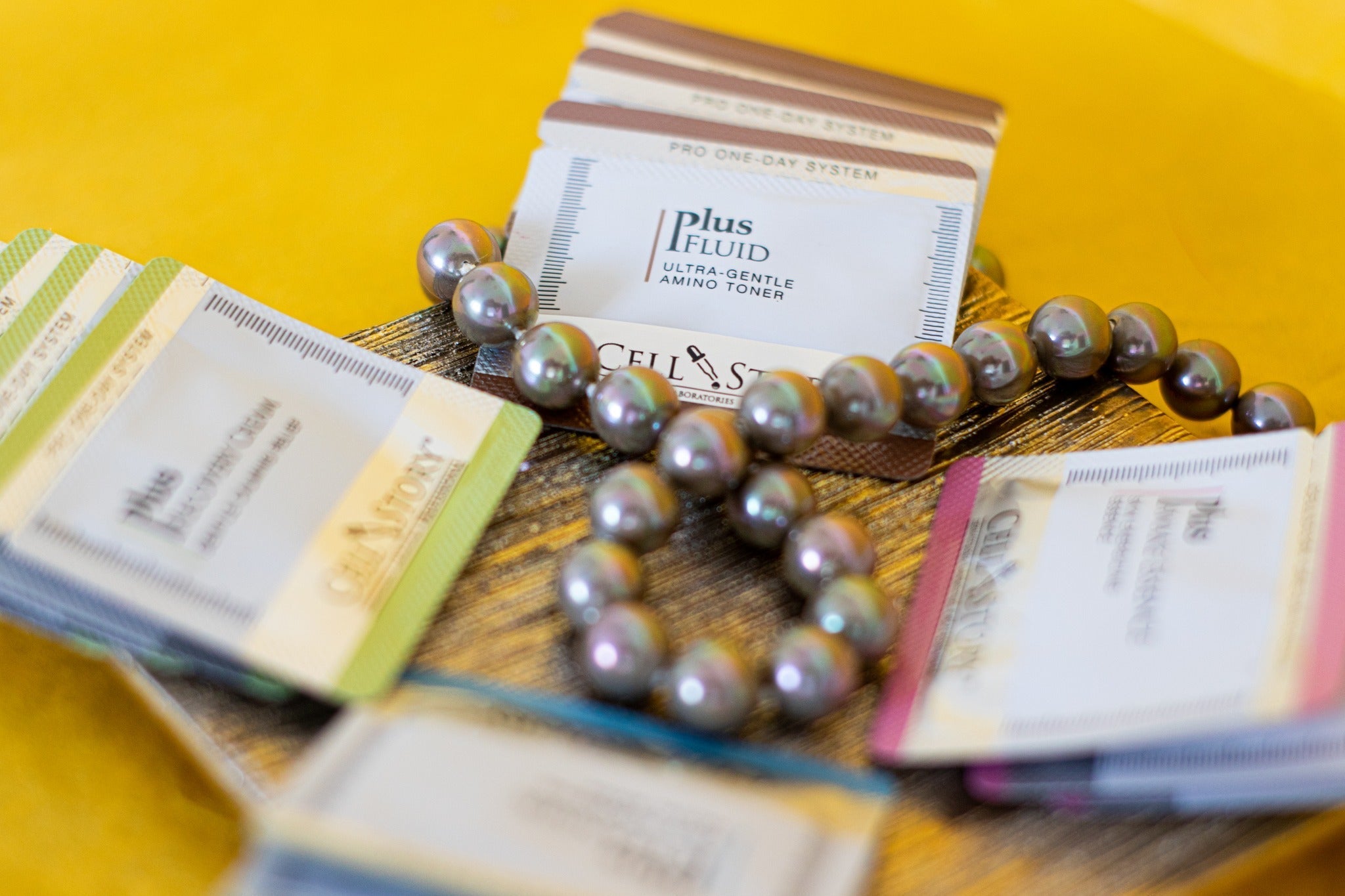 Niacinamida, adenozina, acidul hialuronic și Centella Asiatica: cum susțin acestea hidratarea, calmarea și luminozitatea pielii